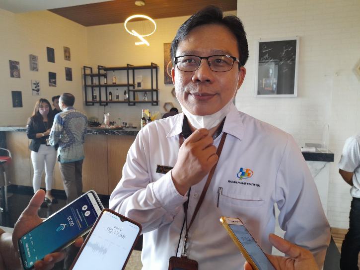 Kepala BPS Sragen Cahyo Kristiono memberi penjelasan tentang Regsosek 2022 kepada wartawan di sela-sela Rakor Pendataan Awal Regsosek 2022 di Hotel Front One Sragen, Rabu (21/9/2022). (Solopos.com/Tri Rahayu)