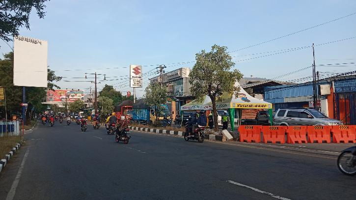Kendaraan di Jl Raya Palur, Kabupaten Karanganyar dari arah Karanganyar menuju arah Solo melaju lambat saat akan melintas Jembatan Jurug C, Senin (26/9/2022) sore. (Solopos.com/Akhmad Ludiyanto)