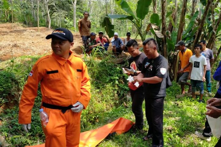 Polisi bersama sukarelawan mengevakuasi jasad kakek-kakek yang ditemukan meninggal dunia di selokan tegalan di Sringin, Jumantono, Karanganyar pada Rabu (28/9/2022). (Istimewa/sukarelawan Resju)