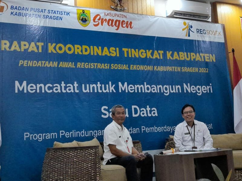 Sekretaris Daerah (Sekda) Sragen Tatag Prabawanto (kiri) dan Kepala BPS Sragen Cahyo Kristiono (kanan) menjadi narasumber dalam diskusi terkait dengan rencana Regsosek di Hotel Front One Sragen, Rabu (21/9/2022). (Solopos.com/Tri Rahayu)