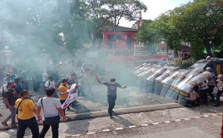 Polres Wonogiri menggelar simulasi penagamanan unjuk rasa di depan Kantor DPRD Wonogiri, Senin (12/9/2022). Simulasi tersebut guna menghadapi kontigensi unjuk rasa di Kabupaten Wonogiri. (Istimewa/Humas Polres Wonogiri)