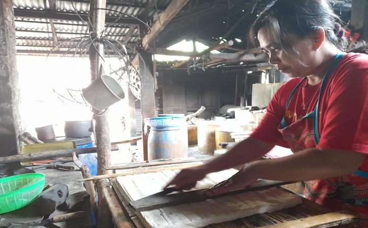 Salah satu pekerja di usaha produksi tahu milik Suparti dari Desa Bero, Kecamatan Manyaran, Kabupaten Wonogiri, sedang memotong adonan tahu yang disiapkan dalam wadah ecek, Minggu (25/9/2022). (Solopos.com/Luthfi Shobri M).