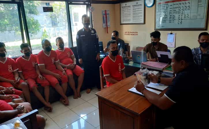 Anggota Polres Wonogiri tengah memeriksa tersangka penyahgunaan narkotika jenis sabu-sabu dan psikotropika di Mapolres setempat, Rabu (14/9/2022). Sepanjang September hingga Rabu ini, Polres Wonogiri mengungkap tiga kasus penyalahgunaan narkotika dengan tiga tersangka dan barang bukti berupa 0,35 gram sabu-sabu serta dua tablet psikotropika. (Istimewa/Humas Polres Wonogiri)