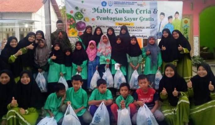Santri Ponpes SMP Dimsa diterjunkan ke lapangan dalam program pengabdian ke Masyarakat tepat nya di Masjid Al Hikmah Desa Trombol, Mondokan, Sragen.
