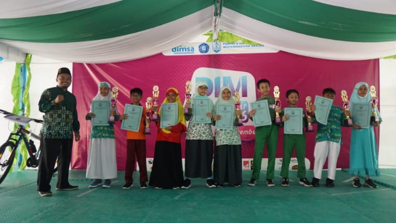 Ustadz Wibowo Juli Saputro, M.Pd selaku Kepala SMP Darul Ihsan Muhammadiyah Sragen berfoto bersama para Juara Dimsa Fair 6