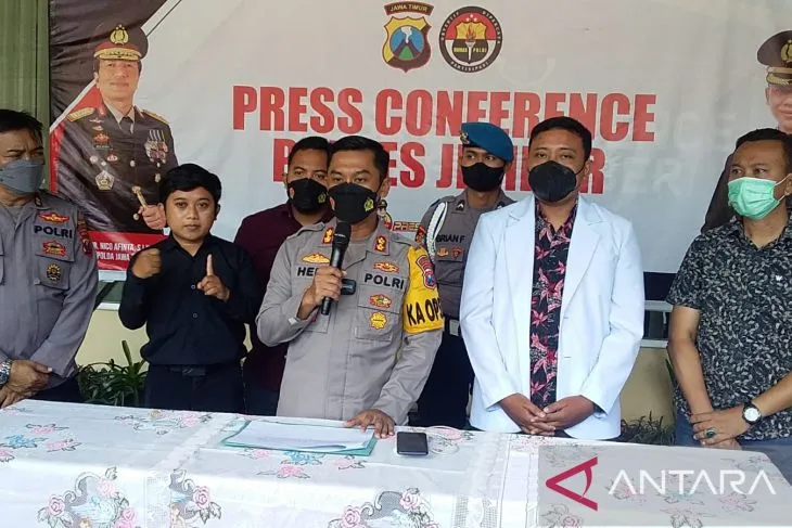 Kapolres Jember AKBP Hery Purnomo menggelar konferensi pers terkait penyebab kematian mahasiswi Unej di Mapolres Jember, Rabu (28/9/2022). ANTARA/Zumrotun Solichah.