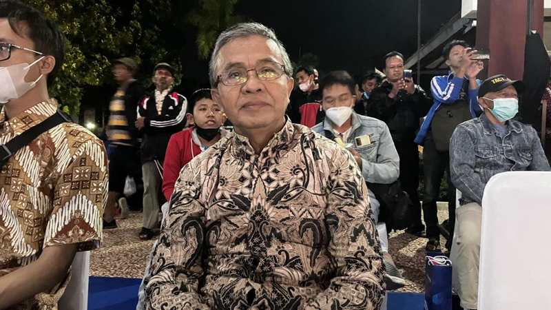 Mulyadi, salah satu agen koran yang setia berjualan Koran Solopos sejak awal berdiri hingga sekarang berusia 25 tahun. Foto diambil di Pendapa ISI Solo, Minggu (25/9/2022). (Solopos/Gigih Windar Pratama)