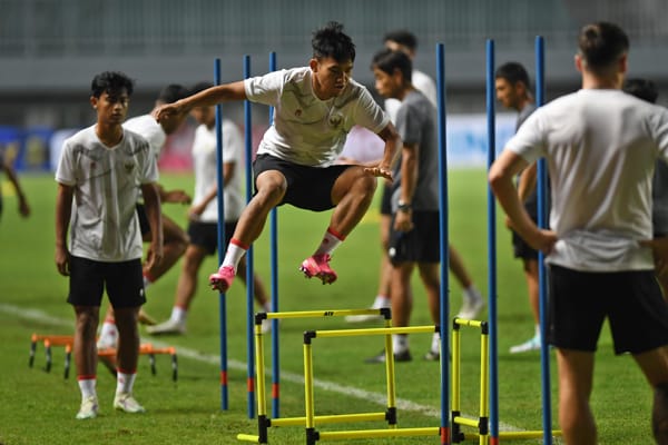 Pesepak bola Timnas Indonesia Witan Sulaeman (tengah) berlatih bersama rekan-rekannya di Stadion Pakansari, Cibinong, Kabupaten Bogor, Jawa Barat, Senin (26/9/2022). (ANTARA FOTO/Aditya Pradana Putra/tom)