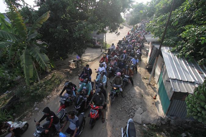 Pengendara motor antre untuk melewati jembatan sesek di Sungai Bengawan Solo dari Beton, Sewu, Jebres ke Mojolaban, Sukoharjo, Senin (26/9/2022) sore. (Solopos/Nicolous Irawan)