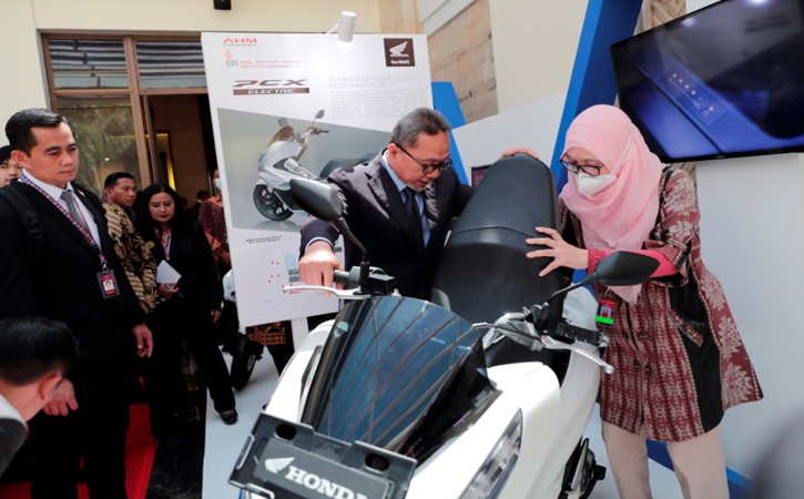 Menteri Perdagangan Zulkifli Hasan (kiri) meninjau kendaraan listrik roda dua Honda PCX Electric (EV) didampingi Government and External Relations PT Astra Honda Motor (AHM) Istiyani Susriyati (kanan) pada TII G20 Exposition yang digelar di Nusa Dua, Bali, Kamis (22/9/2022). (Istimewa)