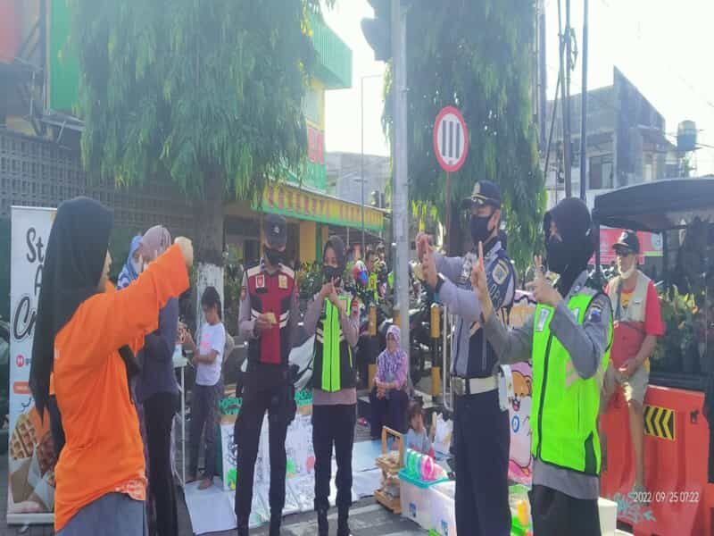 Komunitas Tuli Klaten menggelar kampanye dan mengajarkan bahasa isyarat saat digelar CFD Jl Mayor Kusmanto, Minggu (25/9/2022). (Istimewa/dokumentasi PPDK)
