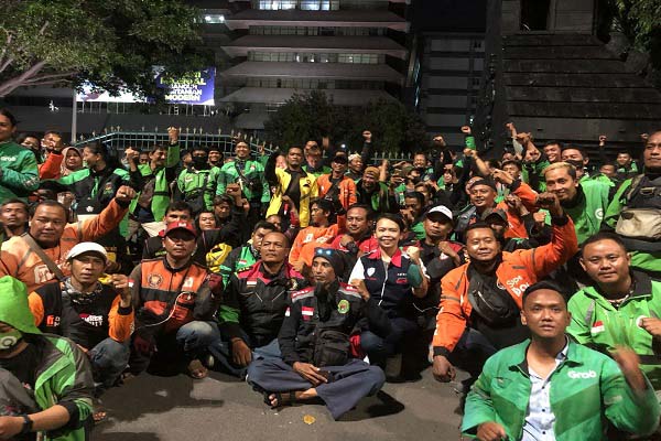 Ratusan driver ojol menggelar aksi solidaritas atas kasus yang menjerat rekannya dalam pengeroyokan ojol di Jalan Pahlawan, Kota Semarang, Selasa (27/9/2022) malam. (Solopos.com-Adhik Kurniawan)