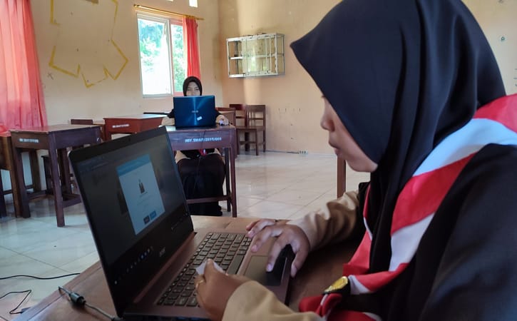 Salah seorang siswa di SMA IT Al Huda Wonogiri sedang menggunakan sistem informasi e-voting untuk memilih calon ketua OSIS 2022/2023 pilihannya, Sabtu (17/9/2022). (Istimewa/Rumbi)