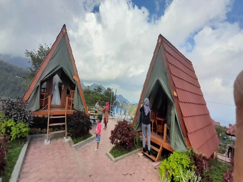 Pengunjung Girimanik Mountain Camp Wonogiri tengah bermain di taman bunga yang berada di depan glamping, di Dusun Ngerapah, Desa Setren, Kecamatan Slogohimo, Kabupaten Wonogiri, Kamis (22/9/2022). (Solopos.com/Muhammad Diky Praditia)