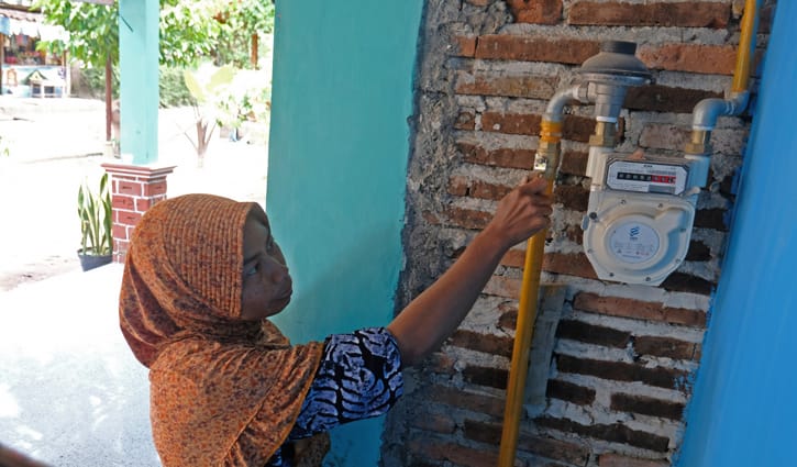 Seorang warga menunjukkan gas meter di rumahnya Dusun Bumen, Karangrejo, Borobudur, Magelang, Jawa Tengah, Senin (19/9/2022). (Solopos.com/Antara)