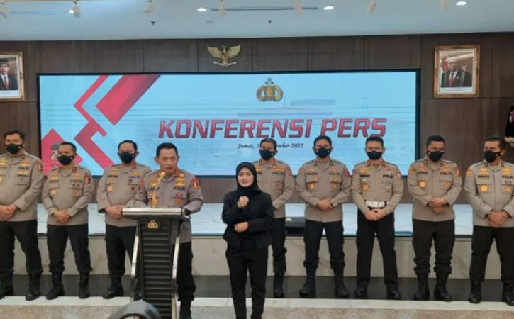 Kapolri Jenderal Pol. Listyo Sigit Prabowo didampingan jajaran pejabat utama Polri menyampaikan keterangan pers terkait perkembangan penangana kasus Duren Tiga, hingga penahanan Putri Candrawathi, di Mabes Polri, Jakarta, Jumat (30/9/2022). (ANTARA/Laily Rahmawaty)