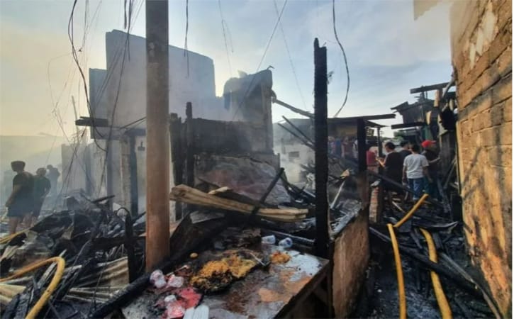 Suku Dinas Penanggulangan Kebakaran dan Penyelamatan (Gulkarmat) Jakarta Pusat memadamkan kebakaran permukiman penduduk di Jalan Cikini Kramat, RT 004 dan RT 015 RW 01, Kelurahan Pegangsaan, Kecamatan Menteng, Jakarta Pusat, Selasa (27/9/2022). (ANTARA/Ulfa Jainita)