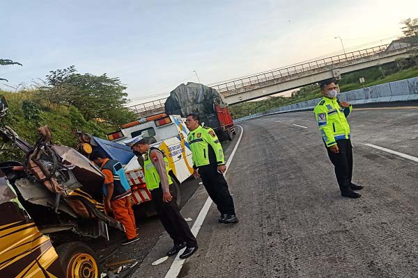 Polisi saat menyelidiki penyebab kecelakaan maut minibus yang membawa rombongan guru dari Pasuruan di Tol Semarang-Solo, Sabtu (24/9/2022). (Solopos.com-Humas Polda Jateng)