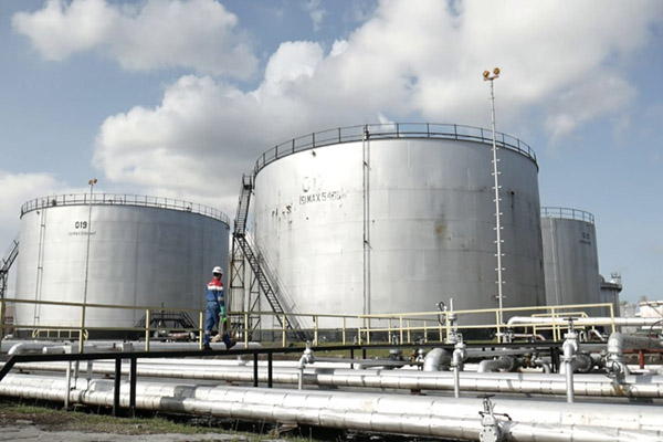 OPEC+ Pangkas Target Produksi, Harga Minyak Melojak