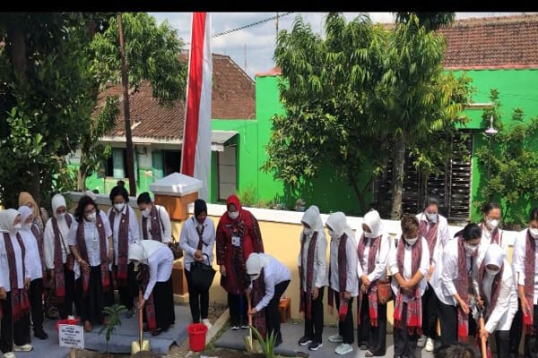 Ibu Negara Iriana Jokowi dan Istri Wakil Presiden Wury Estu Handayani menanam secara simbolis di Kecamatan Masaran Sragen, Kamis (22/9/2022). (Solopos.com/Galih Aprilia Wibowo)