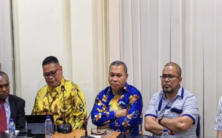 Kuasa Hukum Gubernur Papua Lukas Enembe Aloysius Renwarin (kedua kiri), Kuasa Hukum Gubernur Papua Lukas Enembe Stefanus Roy Rening (tengah), Juru Bicara Gubernur Papua Lukas Enembe Muhammad Rifai (kedua kanan) saat konferensi pers, Jakarta, Senin (26/9/2022). (ANTARA/Melalusa Susthira K.)