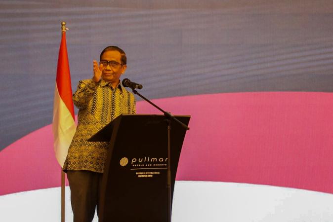 Menteri Koordinator Polhukam, Mahfud MD, saat membuka dialog publik membahas RKUHP di Bandung, Rabu (7/9/2022) siang. (Istimewa)