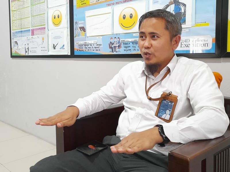 Manager ULP PLN Sragen Azwar Dwiartanto menjelaskan tentang pelanggan PLN yang ada di Sragen saat berbincang dengan wartawan, Senin (19/9/2022). (Solopos.com/Tri Rahayu)