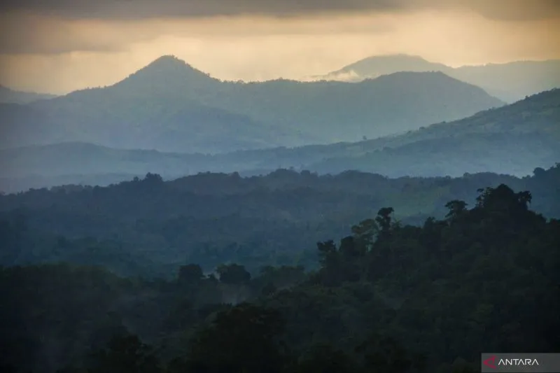 Pemandangan sore hari di atas Gunung Periok di Kabupaten Hulu Sungai Tengah, Kalimantan Selatan memperlihatkan rentetan pegunungan yang disebut Meratus. ANTARA / HO Bayu Pratama S