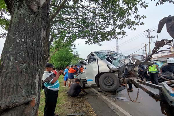 Mobil Tabrak Pohon di Depan Kodam Diponegoro, 1 Nyawa Melayang