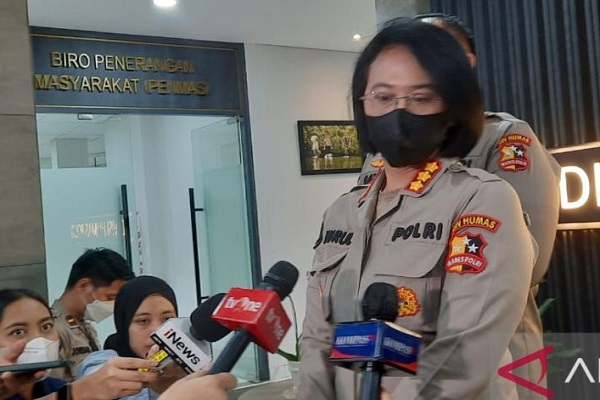 Kepala Bagian Penerangan Umum Divisi Humas Polri Kombes Pol. Nurul Azizah memberikan keterangan pers terkait perkembangan sidang etik lanjutan Ipda Arsyad Daiva Gunawan di Mabes Polri, Jakarta, Senin (26/9/2022). (ANTARA/Laily Rahmawaty)