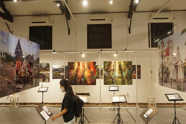 Seorang pengunjung tampak melihat-lihat pameran fotografi Jawimajinasi di Kota Lama Semarang, Rabu (28/9/2022). (Solopos.com-Adhik Kurniawan)