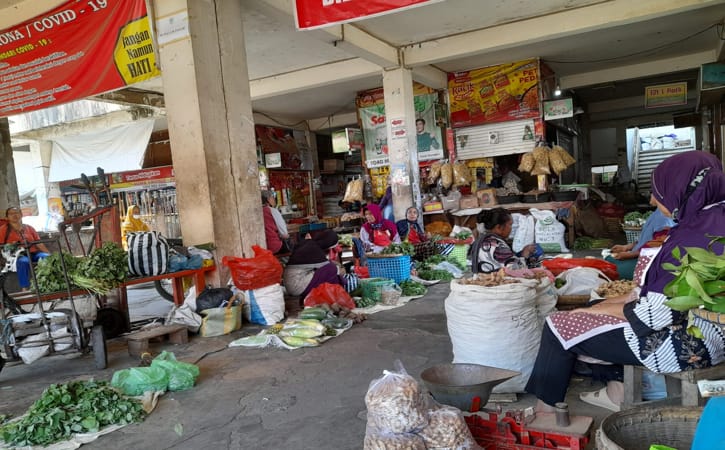 Sejumlah pedagang tengah menunggu kedatangan pembeli di Pasar Wonogiri, Kamis (15/9/2022). (Solopos.com/Luthfi Shobri M.)