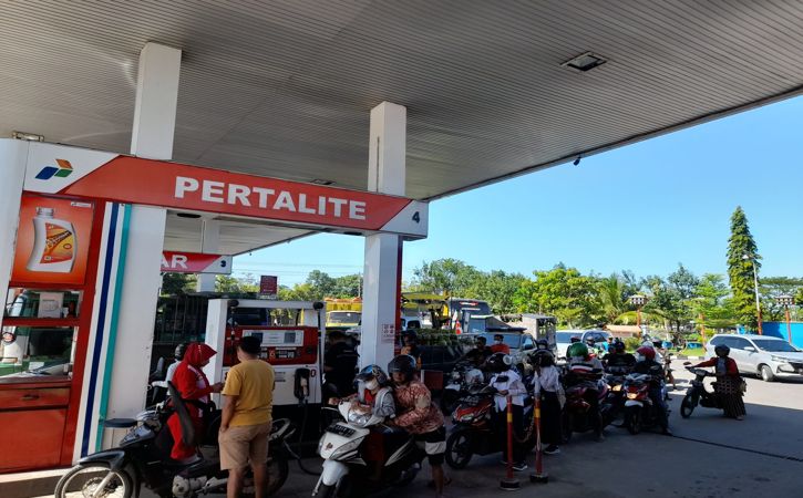 Para pengendara motor antre membeli Pertalite di SPBU Nglangon, Sragen Kota, Sragen, Senin (4/4/2022). Dalam sejarah harga Pertalite paling murah senilai Rp6.450 per liter. (Solopos/Tri Rahayu)