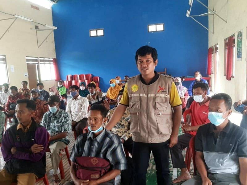 Para petani di lingkungan Desa Soko, Kecamatan Miri, Sragen, mengikuti pelatihan pertanian yang dilakukan para petani milenial di balai desa setempat, belum lama ini. (Istimewa/Perri Setiawan)