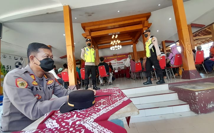 Anggota Polsek Kota Wonogiri berjaga di lokasi penyaluran BLT BBM di Kantor Kecamatan Wonogiri, Rabu (14/9/2022). Polres Wonogiri menerjunkan personel di lokasi penyaluran BLT BBM untuk menciptakan keamanan dan ketertiban. (Solopos.com/Muhammad Diky Praditia)