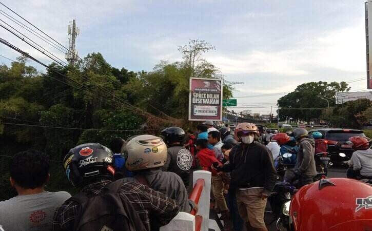 Kerumunan warga melihat aksi kejar-kejaran polisi dengan dua pemuda yang lari saat penilangan di Jembatan dekat Simpang Lima Boyolali, Senin (26/9/2022). (Solopos.com/Nova Malinda).