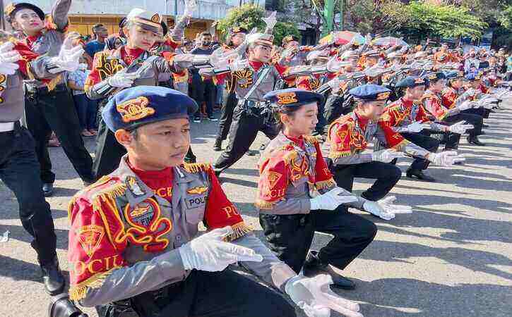 Aksi Polisi Cilik (Pocil) SDN 3 Boyolali di car free day (CFD), Minggu (25/9/2022). Sebanyak 33 Pocil melakukan 12 gerakan pengaturan lalu lintas. (Solopos.com/Nova Malinda)