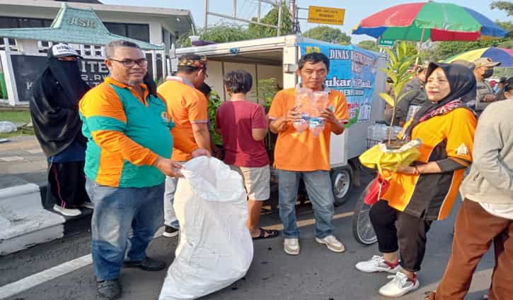 Tukar botol plastik dengan bibit tanaman program dari Dinas Lingkungan Hidup (DLH) Kabupaten Sragen. (istimewa/DLH Sragen).