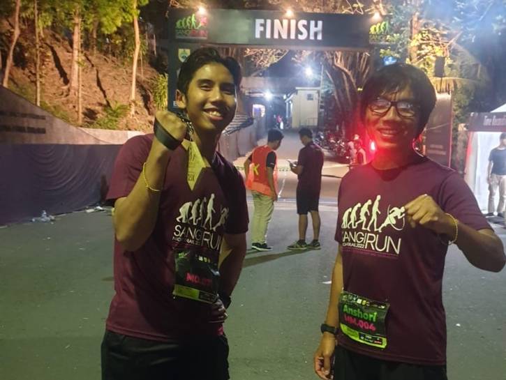 Putra Bupati Sragen, Umarul Fadhli Akbar (kiri) dan Muh. Amir Anshori berfoto bersama di depan garis finis Sangirun Night Trail 2022 di Situs Manusia Purba Sangiran, Kalijambe, Sragen, Sabtu (17/9/2022). (Istimewa/Dok. Muh. Amir Anshori)