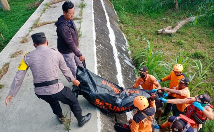 Polisi dan tim SAR mengevakuasi mayat tak dikenal di area groundsill Sungai Progo, Kutan, Brosot, Kulonprogo, Kamis (29/9/2022). - Istimewa
