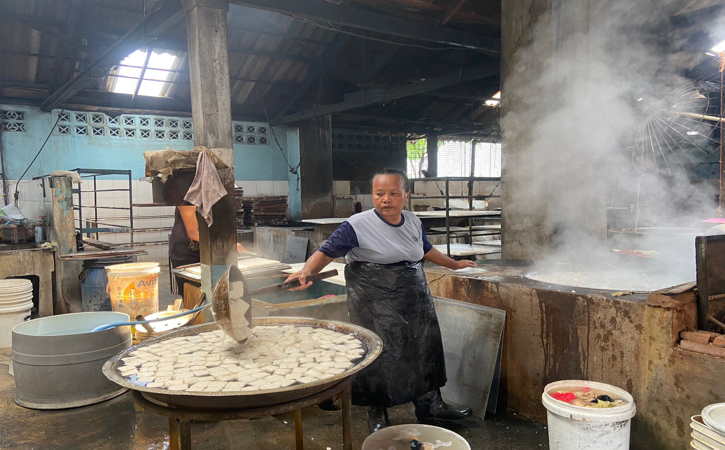 Proses produksi tahu di Krajan, Kelurahan Mojosongo, Kecamatan Jebres, Solo, Kamis (29/9/2022). Saat ini perajin belum berani menaikkan harga tahu meski harga kedelai terus naik. (Solopos/Afifa Enggar Wulandari)