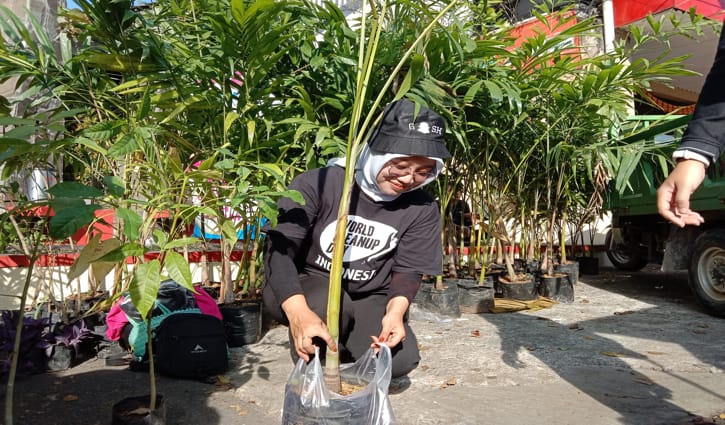 DLH Boyolali menggelar kegiatan tukar sampah dengan tanaman di area CFD Boyolali, Minggu (25/9/2022). (Solopos.com/Nova Malinda)