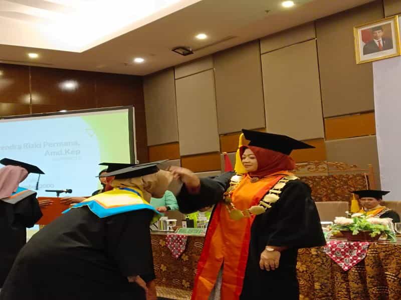 Rektor ITS PKU Muhammadiyah Solo, Weni Hastuti, memindahkan kuncir wisudawan pada acara wisuda ITS PKU Muhammadiyah Surakarta di The Alana Hotel & Convention Center Solo, Sabtu (24/9/2022). (Istimewa/Humas ITS PKU Muhammadiyah Solo)