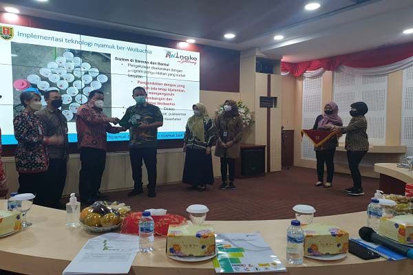 Wali Kota Semarang, Hendrar Prihadi, memberikan cinderamata kepada Direktur Jenderal Pencegahan dan Pengendalian Penyakit (P2P) Kemenkes, Maxi Rein Rondonuwu, saat pertemuan di Sitroom Balai Kota Semarang, Jumat (30/9/2022). (Solopos.com-Ponco Wiyono)