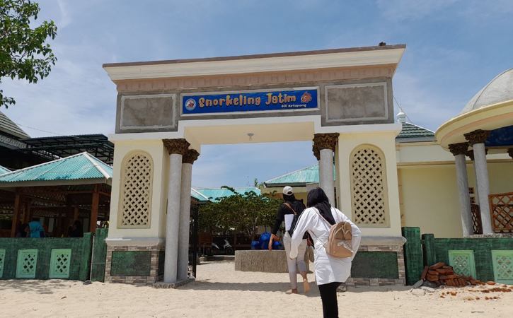 Pengunjung saat akan beristirahat di Gili Ketapang, Jumat (30/9/2022). Kunjungan di Gili Ketapang telah mengalami kenaikan setelah surut saat pandemi. (Solopos/Ni’matul Faizah).