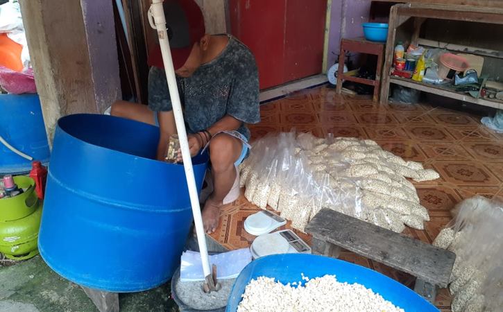 Perajin tempe asal Dagas, RT 001/RW 002, Desa Mrangen, Polokarto, kurangi berat tempe untuk menyiasati kerugian penjualan tempe akibat kenaikan harga kedelai. (Solopos.com/ Tiara Surya Madani).