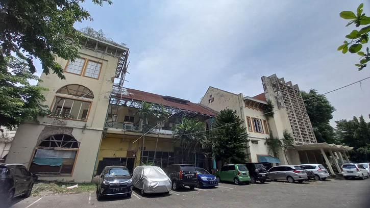 Bangunan Hotel Dibya Puri saat dilihat dari halaman hotel terkesan angker lantaran terbengkalai. (Solopos.com-Adhik Kurniawan)