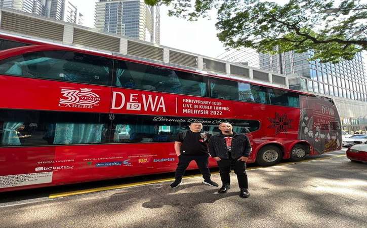 Pentolan grup musik Dewa 19 Ahmad Dhani (kanan) foto bersama promotor konser sekaligus manager Dewa di Malaysia, Iman Tang, beberapa waktu lalu. (Itimewa/IG Officialdewa19).