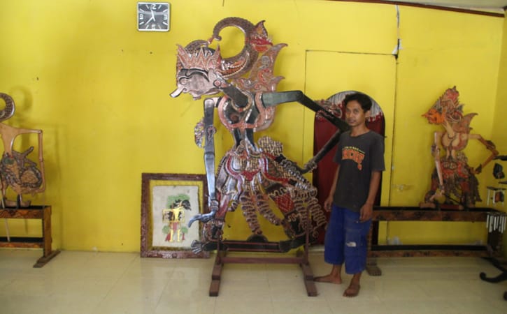 Salah satu perajin di Desa Jarum, Kecamatan Bayat menunjukkan wayang kayu batik berukuran jumbo di rumahnya, Kamis (29/9/2022). (Solopos.com/Taufiq Sidik Prakoso)