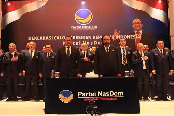 Ketua Umum Partai Nasdem Surya Paloh (kelima kanan) bersama calon presiden yang diusung Nasdem pada Pemilihan Presiden (Pilpres) 2024 Anies Baswedan (keenam kiri) saat Deklarasi Calon Presiden Republik Indonesia Partai NasDem di NasDem Tower, Jakarta, Senin (3/10/2022). Partai NasDem resmi mengusung Anies Baswedan maju jadi capres untuk Pemilu 2024. ANTARA FOTO/Reno Esnir/rwa.
